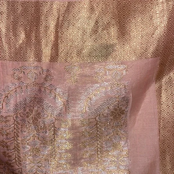 Elegant Pink and Gold Saree - Picture 4 of 6